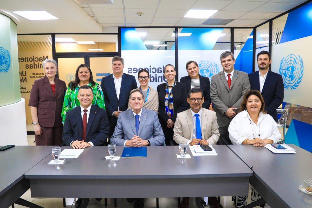 ONUElSalvador's tweet photo. Como Equipo de la ONU en #ElSalvador, conversamos con el Director de @opsoms Jarbas Barbosa sobre su visita para reconocer al país por ser el primero en Centroamérica en eliminar el tracoma, principal causa infecciosa de ceguera en el mundo, y sobre los avances en salud digital. https://t.co/CBsUay3F88