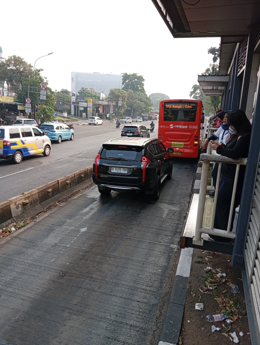 Ardaffaf's tweet photo. Emang pada dasarnya sebagian masyarakat kita aja yang mentalnya mesti dibetulin krn korup.

Wong jalur Transjakarta aja masih diterobos.

(Korup ga harus materi yak)

Tlg dibantu penindakannya ni mobil.

Lokasi di Halte TJ Cawang Cililitan @DKIJakarta @TMCPoldaMetro https://t.co/IYaaCgBxKH