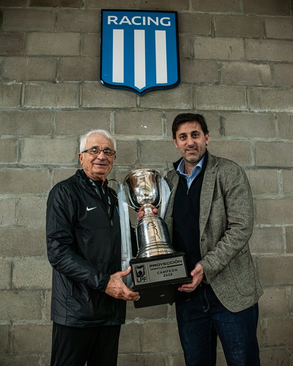 RacingClub's tweet photo. Después de su vuelta a los entrenamientos, la Reserva, con plantel y CT completos, recibió un reconocimiento luego del campeonato obtenido por parte del presidente Diego Milito y toda la Comisión Directiva.

🔜 Este jueves a las 15, comienzan la defensa del título ante Gimnasia (M), en el Predio Tita.