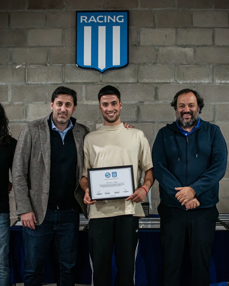 RacingClub's tweet photo. Después de su vuelta a los entrenamientos, la Reserva, con plantel y CT completos, recibió un reconocimiento luego del campeonato obtenido por parte del presidente Diego Milito y toda la Comisión Directiva.

🔜 Este jueves a las 15, comienzan la defensa del título ante Gimnasia (M), en el Predio Tita.