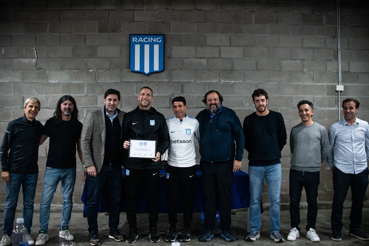 RacingClub's tweet photo. Después de su vuelta a los entrenamientos, la Reserva, con plantel y CT completos, recibió un reconocimiento luego del campeonato obtenido por parte del presidente Diego Milito y toda la Comisión Directiva.

🔜 Este jueves a las 15, comienzan la defensa del título ante Gimnasia (M), en el Predio Tita.