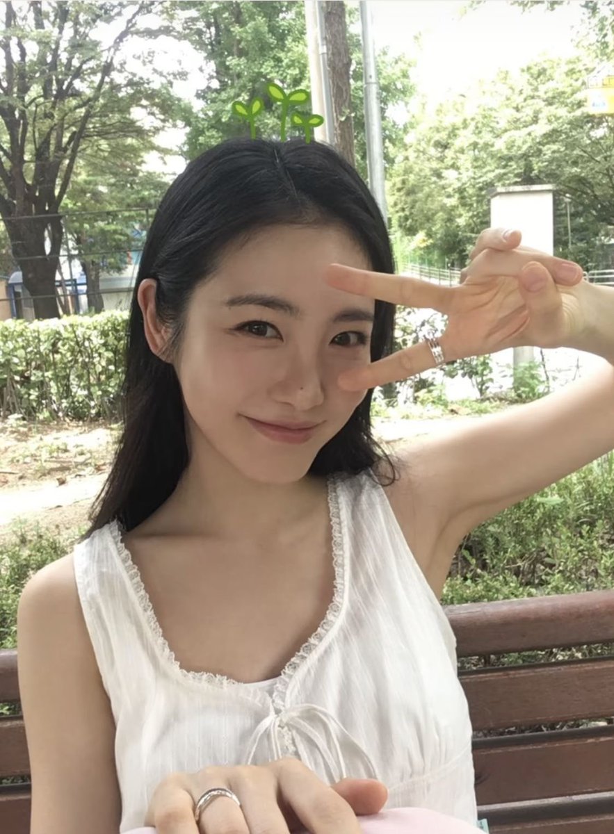 ye0nduuu's tweet photo. 청순한 스타일링 좋아하는 사람…🤍🫧
비누향기날 것 같은 스타일링 타래🪽🧴 https://t.co/3yq7UJ9RzK