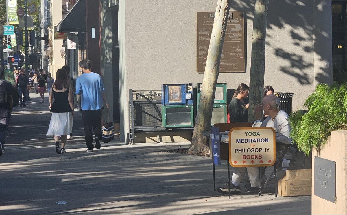 apologistdb's tweet photo. Please praise Gino and I share the gospel in Downtown Palo alto. Thanks! https://t.co/OSHbpimegH