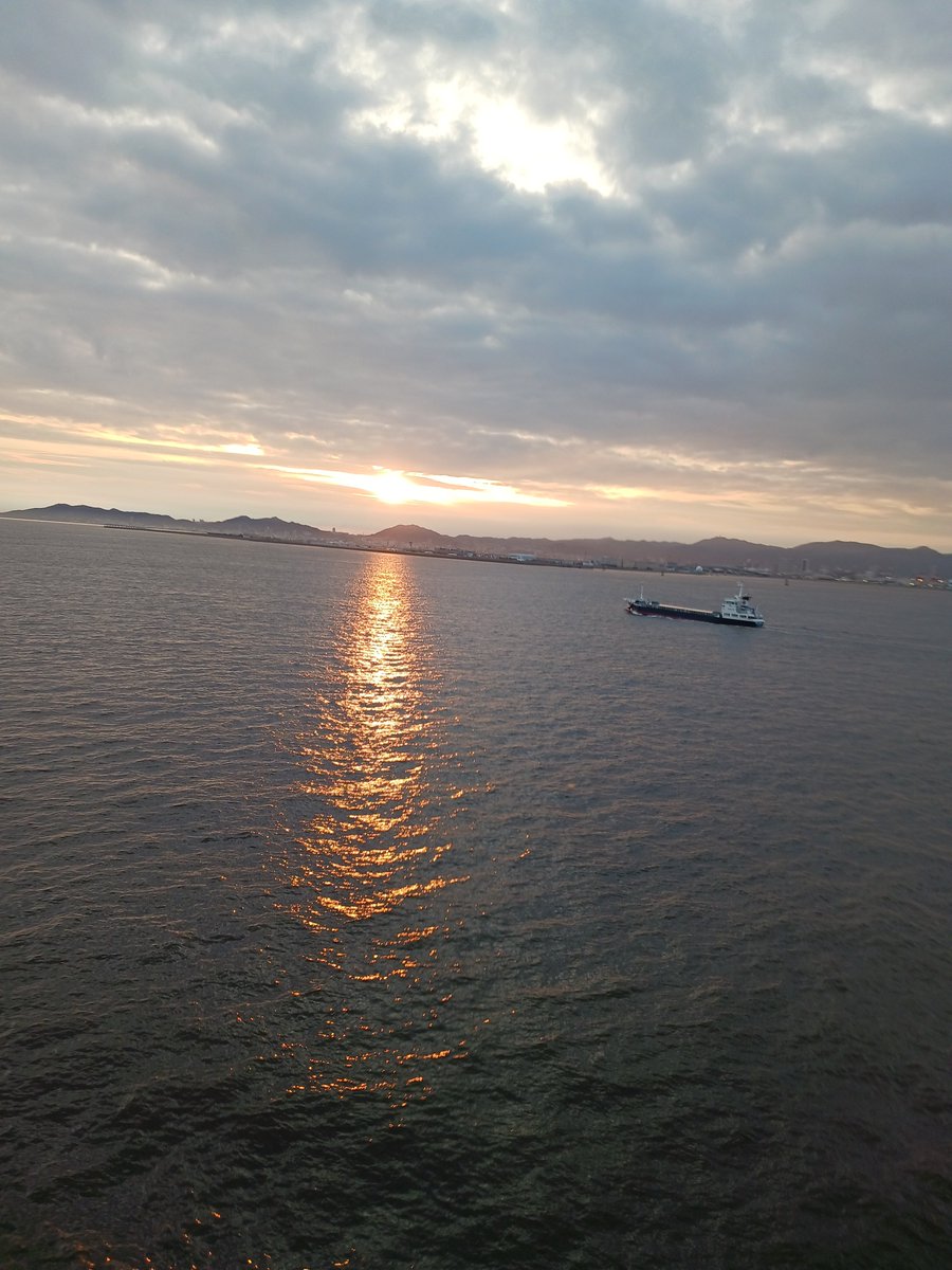 Ayainaina4's tweet photo. 神戸→新門司のフェリーよかった😂
明石海峡大橋通るとき　みんな写真撮ってた😂

#めぐみのラジオ https://t.co/c3Epq4I79O