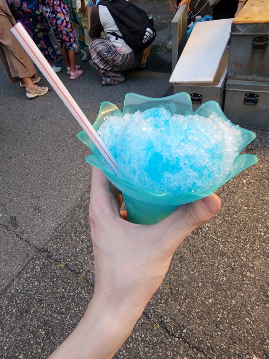 saltedSABURO's tweet photo. 数日前にちっちゃいお祭りみたいなものに行ったのですがこのタイプのガリガリのかき氷、部活帰りそのままの中学生、子連れの家族、ひぐらしの鳴き声など祭りの原風景を浴びて東京就職予定の同期が社会の愚痴を言い続けていた https://t.co/9rSvyDEUQu