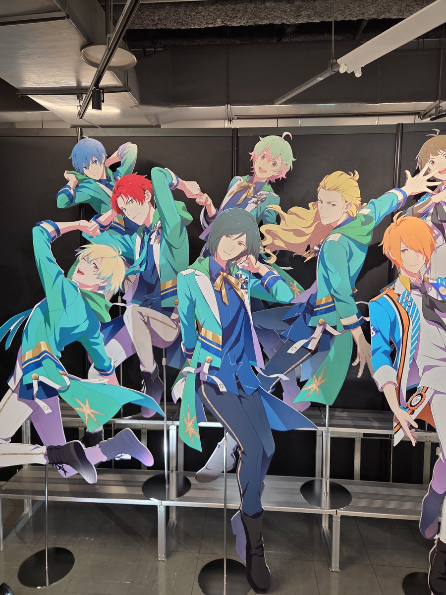 junri098's tweet photo. 中段にいるアイドルは前半と固定ぽい？🤔
1、2枚目が前半
3、4枚目が後半
#SideM衣装展 https://t.co/1Wgh6Bl1By