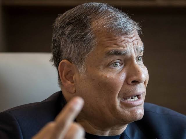 AtentoEc's tweet photo. #ATENTO Información por parte del buró de la Revolución Ciudadana, nos informan que Rafael Correa ordenó calentar las calles y que los grupos criminales generen caos en el país, luego que el TCE suspendiera al movimiento AMIGO. https://t.co/4WJF9fwCaN