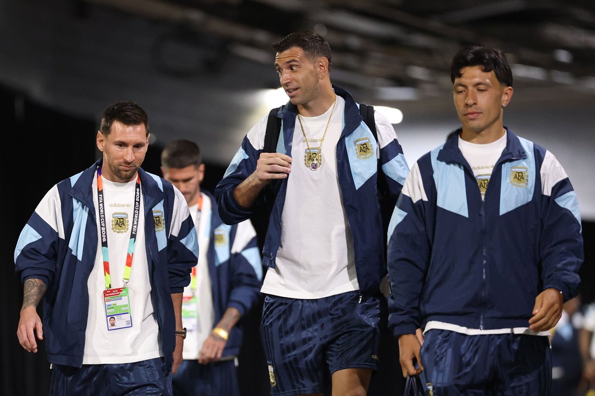 FabrizioRomano's tweet photo. 🩵🤍 Emi Martínez: “What really matters is how much people identify with us, through the way we carry ourselves on the pitch and through what it means to be Argentine”.

“ALWAYS doing our talking ON the pitch, NEVER off it”. https://t.co/mOHPcq4RCb