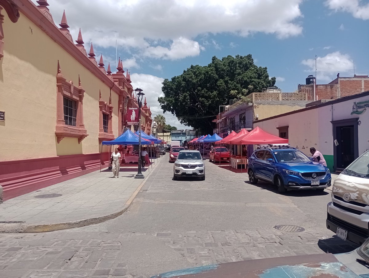 PotterJames83's tweet photo. @Caballer0DLN @raychagoya @noejaracruz @MunicipioOaxaca Es un desastre.
Denuncie al 911.
Denuncie en el buzón vecinal del municipio.
No han respondido.
Los comerciantes indican que el @MunicipioOaxaca les dió el espacio y las carpas. https://t.co/o9zEbugr4J