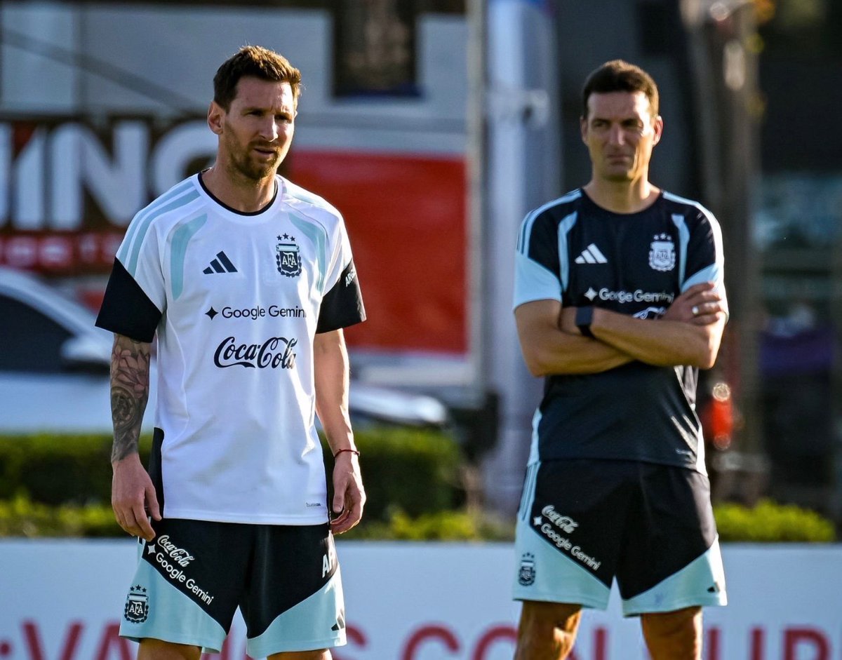 FabrizioRomano's tweet photo. 🥺🇦🇷 Lionel Scaloni: “Messi told me: We’re a pure history”.

“But the one who’s truly history is him, a legend. Hearing him say that fills me with pride”.

“To have the greatest footballer the world has ever seen think that about this group is something truly wonderful”. https://t.co/eVu2lTqKKU