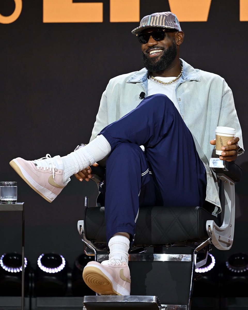 ComplexSneakers's tweet photo. LeBron James pulled up to Fanatics Fest in the “Linen” Kith x Nike Air Force 1 for  ‘The Shop’ Live panel 👑💈

📸: Getty https://t.co/GvSkeWv8dX