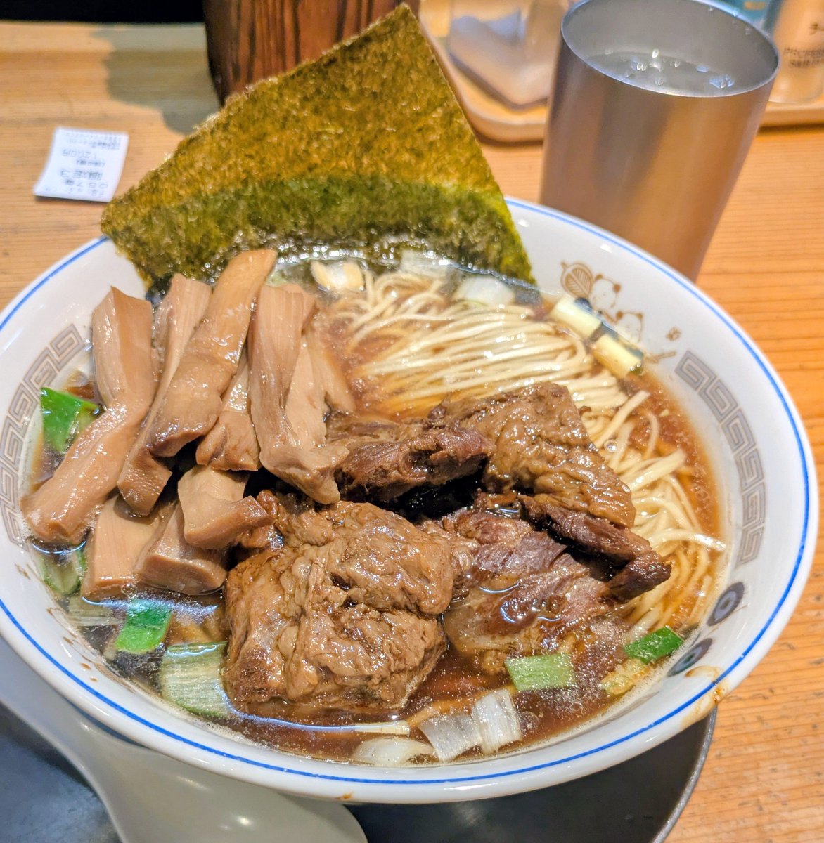 YLopwHmKN7bKAhb's tweet photo. ※水曜日の夜の分です🙇💦
●中華そば　一楽さん🔴45
《7月》🍜4〜5杯目　
----------------------------------- 
【合計：🍜239杯目】
-----------------------------------
🐯🩳🦵：
・🍜1　　《気まぐれメニュー》
　　　　    豚軟骨チャーシューそば🐖
　　　　　〜煮干し香る〜🐟️ 
　　　　   ➕️麺大盛✖1
　　　　   ➕️メンマ
・🍜1.5　 牡蠣の和え玉🦪
・🍜2.5　ちょっとグレーな
　　　　    煮干し中華そば🐟️🩶　　　　　    
嫁様👩  ：
・🍜1　     《気まぐれメニュー》
　　　　　豚軟骨チャーシューそば🐖
　　　　    〜煮干し香る〜🐟️
----------------------------------
☑️【🍜1杯目】
　　　　《気まぐれメニュー》
　　　　豚軟骨チャーシューそば🐖
　　　     〜煮干し香る〜🐟️
　　　　➕️麺大盛り✖1
　　　　➕️メンマ
✅️【🍜1.5杯目】
　　　　牡蠣の和え玉🦪

▶️念願の一楽さんの
　煮干しシリーズを今宵は堪能すべき
　まず1杯目😎✨
　どデカいホロホロ豚の甘辛味付に
　しっかりと煮干しの味わい
　これ、マジでヤバすぎる😍✨
　食感をより楽しむ為に➕️メンマ
　そして一楽さん麺がマジで
　美味すぎるっ!!
　ファーーーッ!!🦜😍✨✨❤️❤️
　抑えられない感情に瞬殺する丼
　からの、牡蠣の和え玉🦪
　旨味濃厚スープに合わされば
　言葉失う‥新たな世界の瞬間😎✨
----------------------------------
☑️【🍜2.5杯目】　
　　　　ちょっとグレーな
　　　　    煮干し中華そば🐟️🩶

▶️セメント色に染まる煮干し清湯
　しっかりと煮干しの旨味
　出ているけど濃すぎない
　絶妙なバランスに
　余韻が最高にたまらないっ!!✨🤤
　今、自分の中で革命が起きている
　一楽さんの世界はとても深い✨🥹