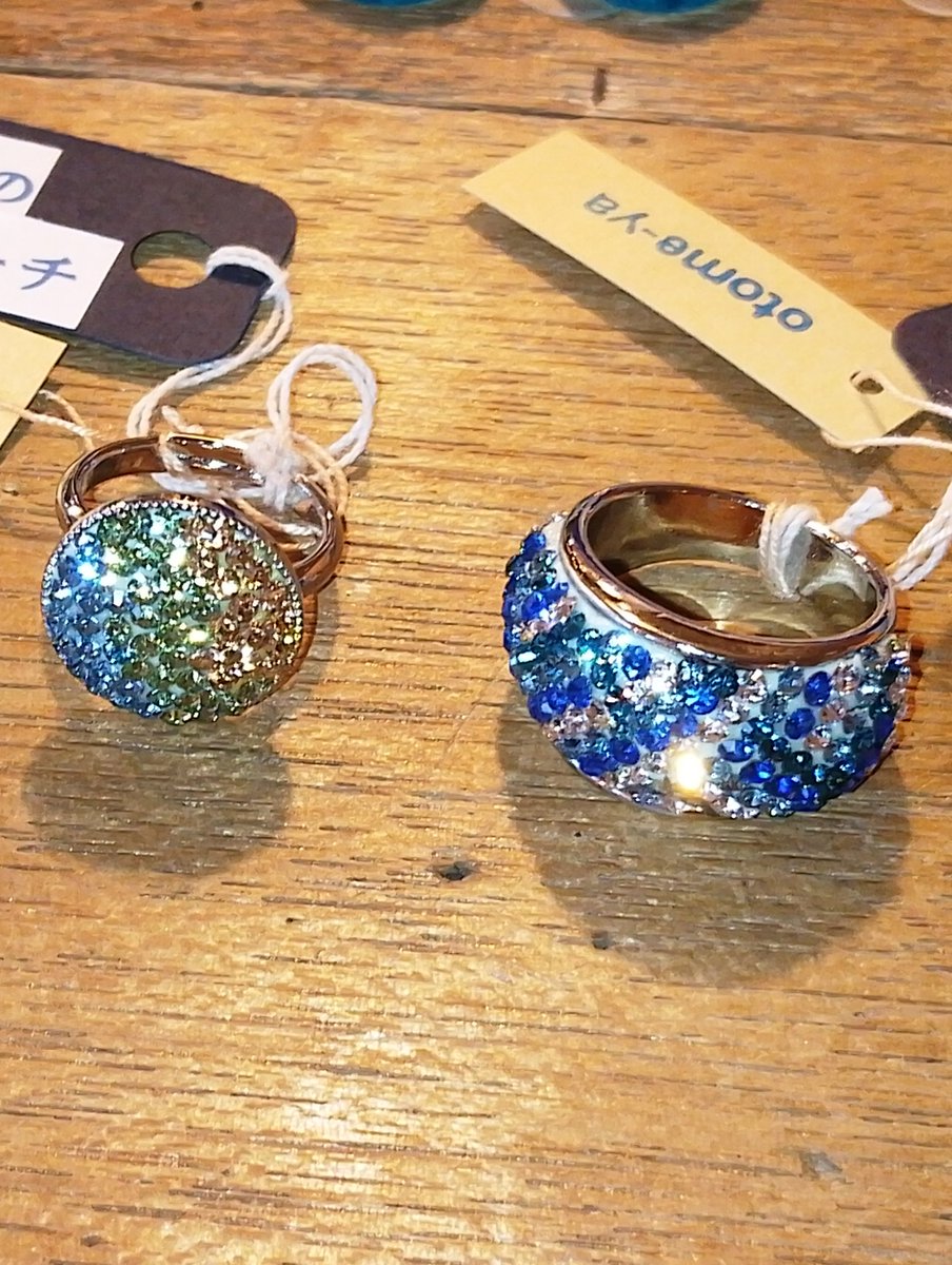 ya_otome's tweet photo. 海展、開催中！
現在、上板橋の日向箱Villageで行われている海展に行ってきました☺️
各作家さんの海アイテム、見てるとどれも可愛くて💖
私の作品たちもテーブルの一角でキラキラしてました✨️
今月末までやっていますので、よかったらぜひ覗いてみてくださいね！
#ハンドメイド#スワロフスキー https://t.co/uqv3iEjEIS