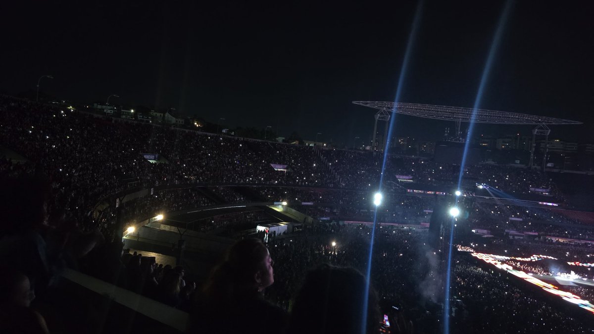 jakeseios's tweet photo. muito louco que em show de pop nao tem lightstick entao parece que tao fazendo black ocean https://t.co/I0G2uJREOg