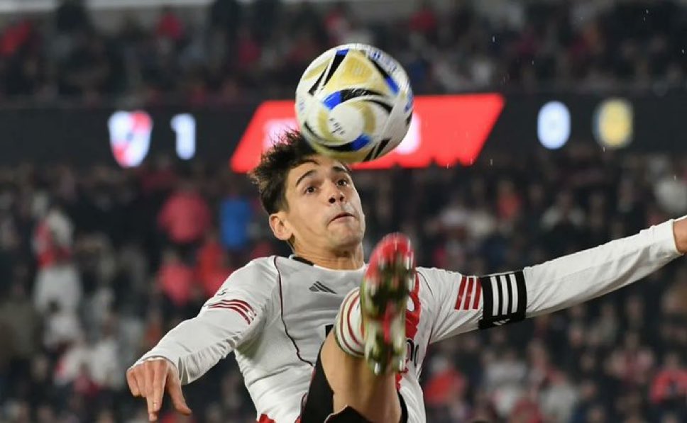CarpetaMillo_'s tweet photo. Podemos empezar a juntar firmas para que este burro no juegue más en River ? https://t.co/WU4fRQaK46