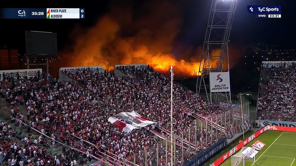 Puntaje_Ideal's tweet photo. Incendios forestales en Salta: así se ven en la transmisión del partido entre River y Aldosivi por la Copa Argentina. https://t.co/3fJtE99266