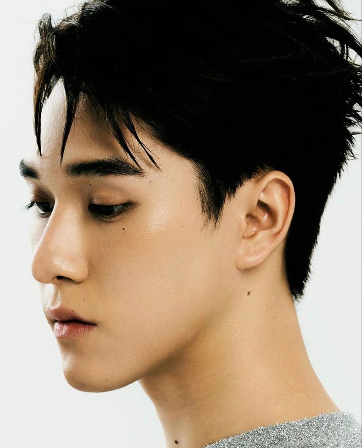 paulladevy's tweet photo. I just noticed Nani has a tiny mole on his lips. There’s this myth that moles are traces of kisses from a past life, it’s driving me crazy 😭

#hirunkit_ https://t.co/iVVyFU0ZGa