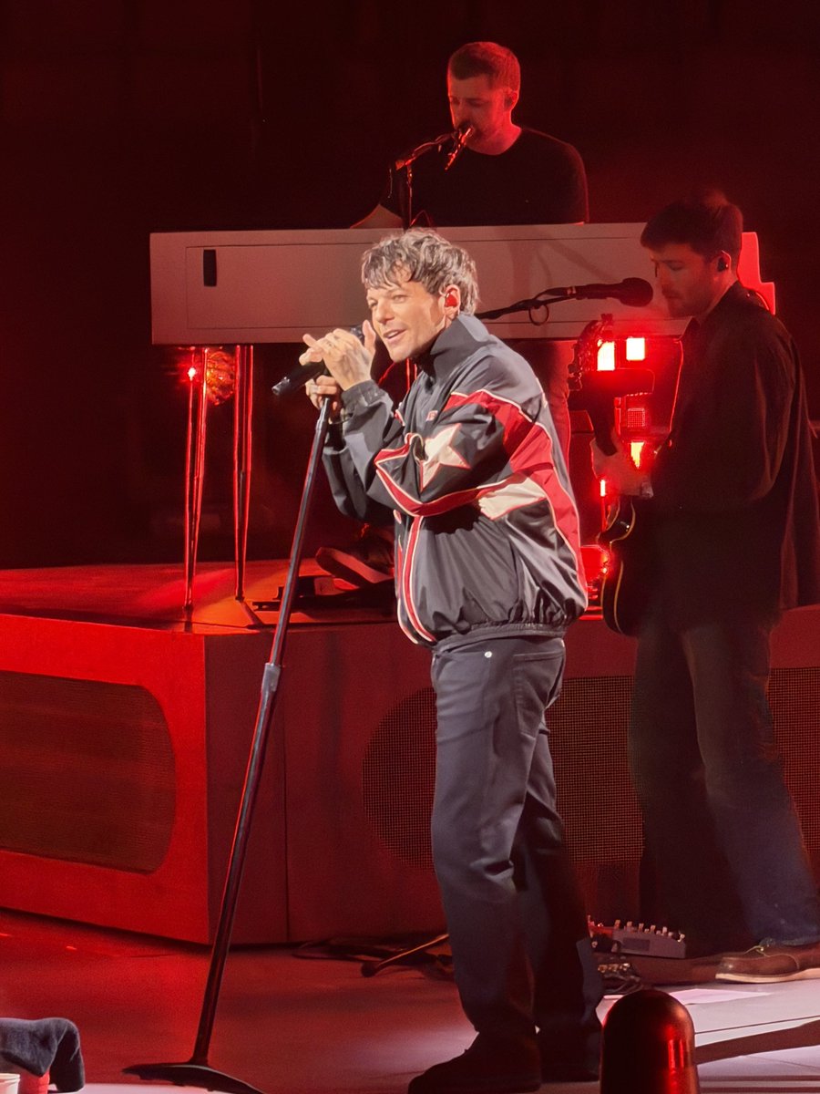 LouisWT91World's tweet photo. 📸| More of Louis Tomlinson on stage!
#HDWGHWTToronto

— narryniamziall_ https://t.co/G4mIfs3Km1