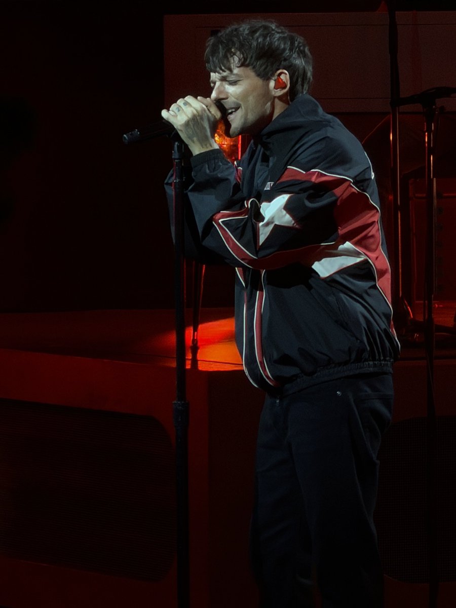 LouisWT91World's tweet photo. 📸| More of Louis Tomlinson on stage!
#HDWGHWTToronto

— narryniamziall_ https://t.co/G4mIfs3Km1