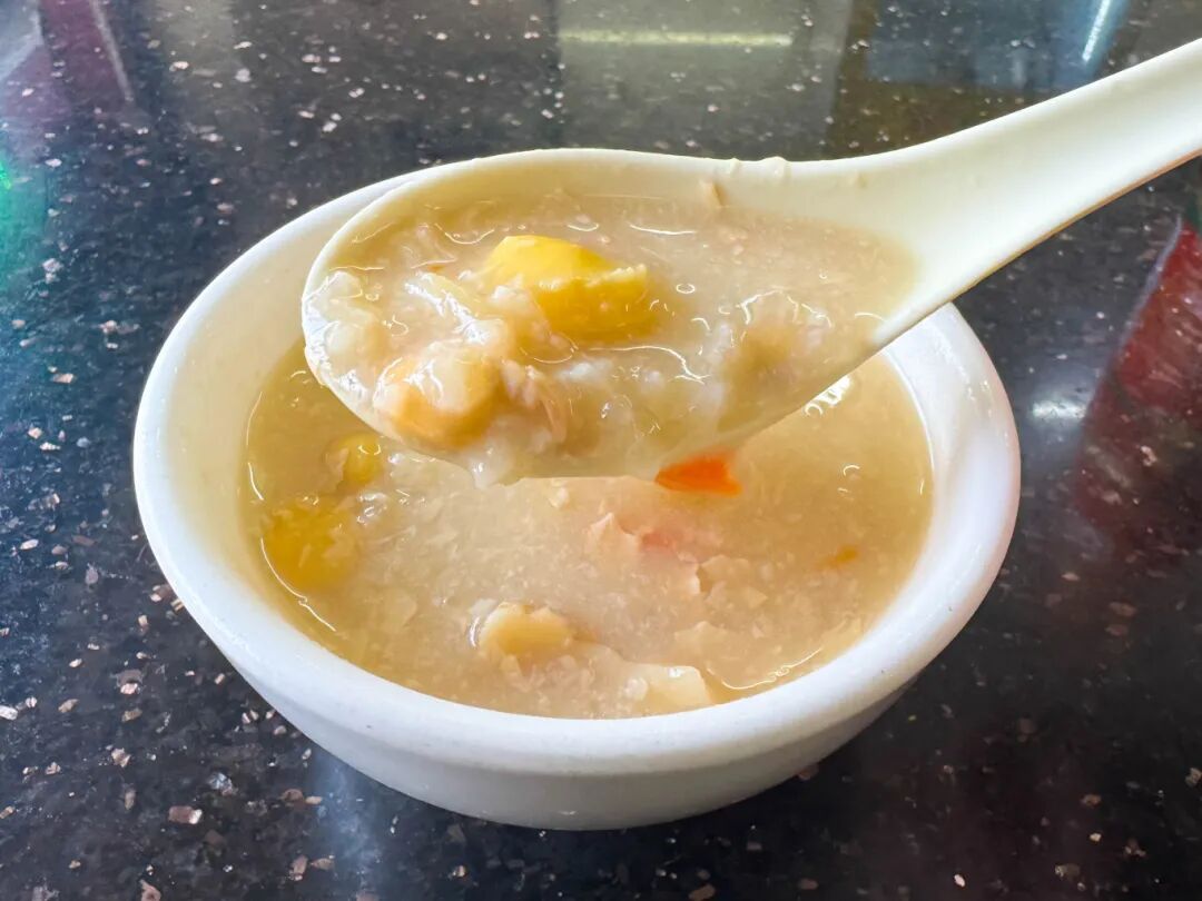 liangxiaoshi4's tweet photo. 茅根粥的存在，就像在平静的早上，被一抹金灿灿的太阳照耀，平凡但能暖人心脾。
东莞常年气候湿润炎热，夏季漫长，几乎没有明显的秋冬天。所以我超爱早上吃茅根粥，清热祛湿又好喝 https://t.co/gJy7OrLfJN