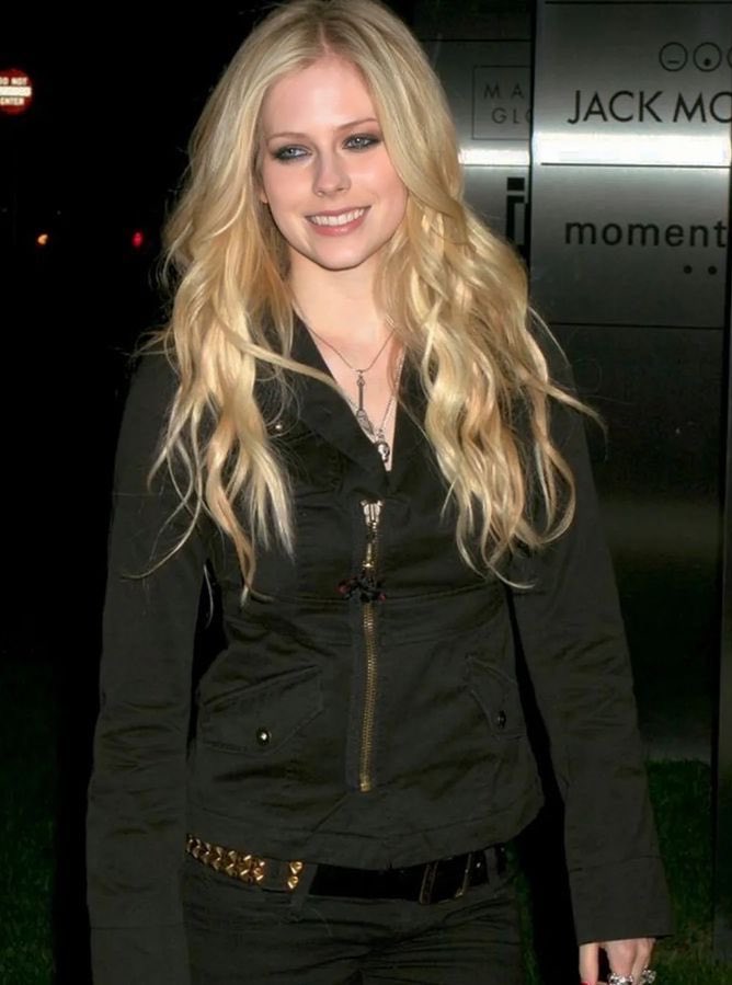 minasgfreal's tweet photo. avril lavigne, 2006 https://t.co/DToBcH99U4