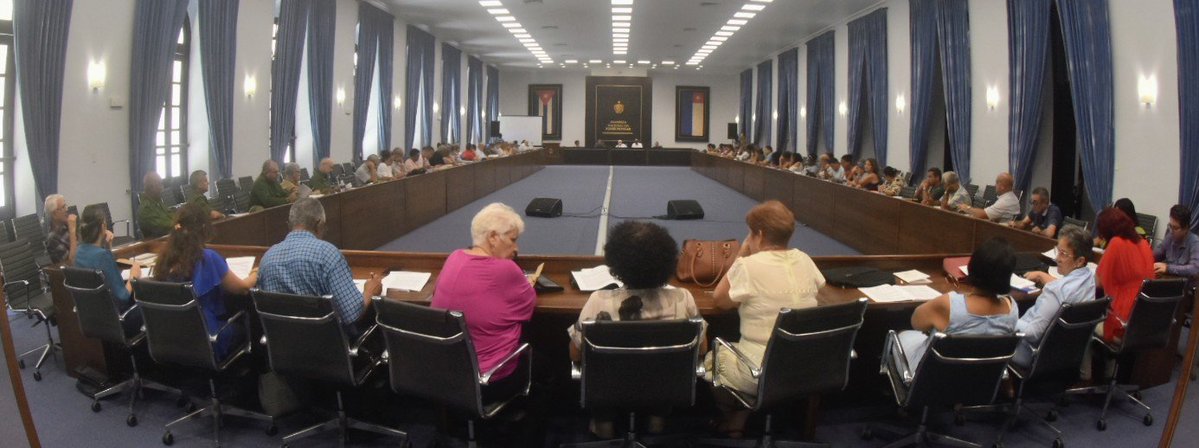 AsambleaCuba's tweet photo. @YdaelB @MinagCuba En la tarde, diputados electos por municipios de La Habana y residentes en la capital analizaron y debatieron los proyectos de ley «De Tierra Agropecuaria y Forestal», «De la Vivienda» y «Del Sistema de Identidad Personal y Domicilio», en jornada encabezada por Esteban Lazo https://t.co/ZlKf70H5zD
