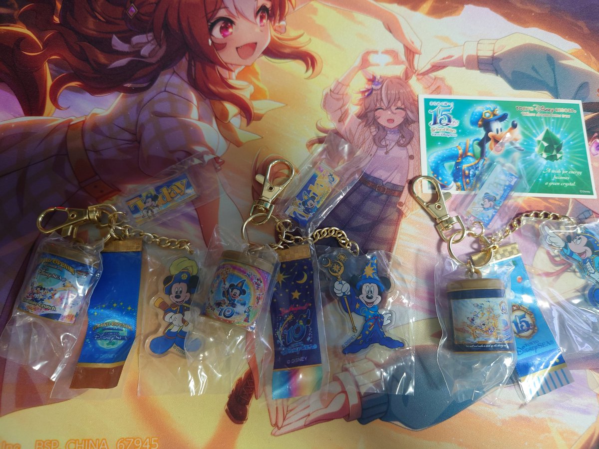 kakureoni_'s tweet photo. ディズニーのガチャ届いた！
グラントオープン、10周年、15周年のでした！
15周年の時のチケットもあったので一緒に撮ってみた(笑) https://t.co/W6RASfqe5R