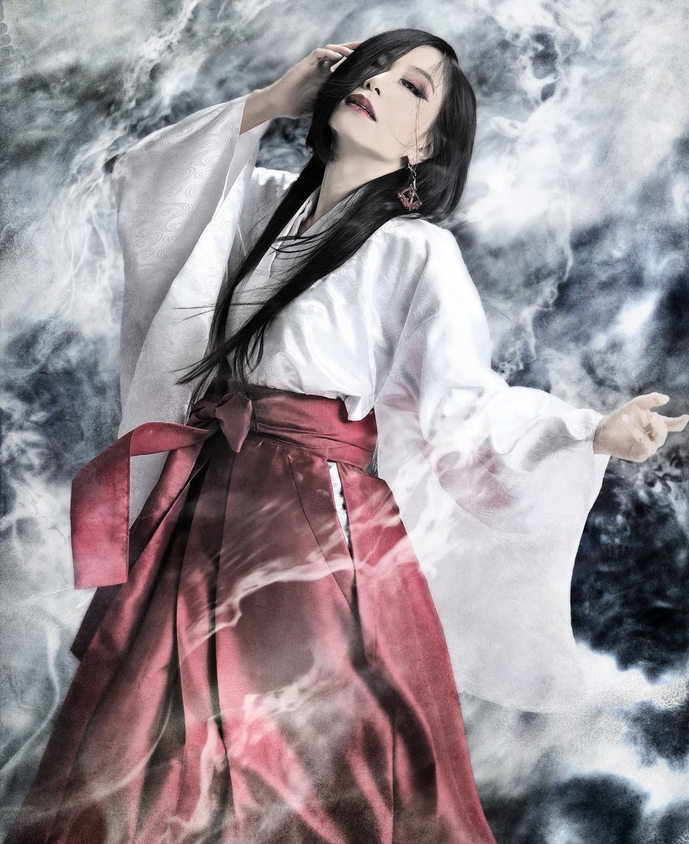 A_T_M_K_unaju's tweet photo. #このバンドorミュージシャンを分かったらリプ・100いいね目指す
ヒント：日本の妖怪ヘヴィメタルバンドの紅一点にして絶対的な歌姫（メインヴォーカリスト）で、結成当初から「魂を抱き締めるヴォーカル」と称され、その圧倒的な歌唱力と表現力で多くのファンを魅了し続けています https://t.co/rejlkTT9jX