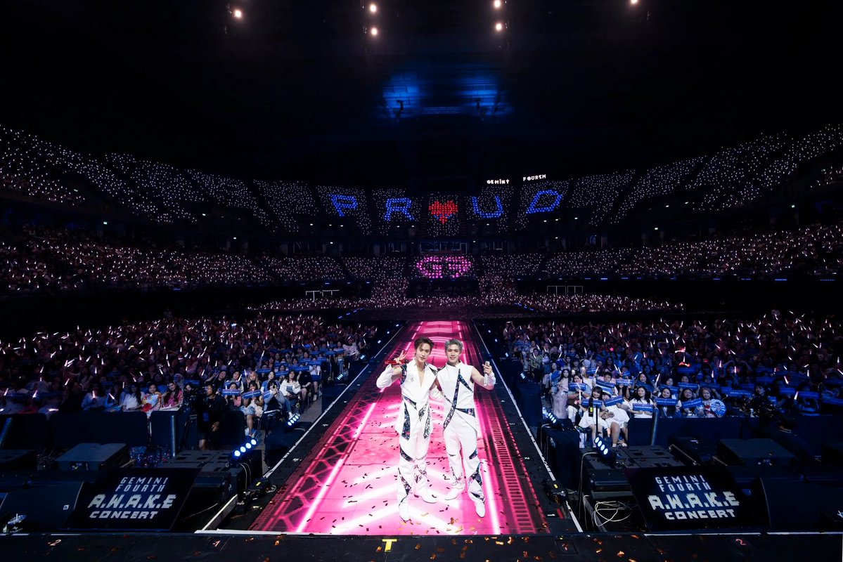 mynameispoyfon's tweet photo. ชั้นสะสมแท่งไฟคอนใหญ่น้องทุกปี
ตอนนี้มีสิบกว่าอันแล้ว มันเป็นของที่ระลึกที่ดีที่สุดของคอนเสิร์ต คือ ความทรงจำว่า อันนี้นะ ของปีนี้ คอนเซ็ปแบบนี้ เลยเป็นความฝันและความคาดหวังหนึ่งว่า จะได้มีแท่งไฟคอนเดี่ยว #GeminiConcert ของน้อง #Gemini_NT ด้วย แม้จะซื้อบงแล้วก็ตาม 

แท่งไฟมัน light up บรรยากาศได้ดีมากเลยนะ ศิลปินได้เห็นบรรยากาศของคนที่รักเค้ามากมายที่ตั้งใจเดินทางมาหา มาให้กำลังใจ แม้ศิลปินจะไม่เห็นหน้า แม้จะแฟนคลับจะอยู่โซนไกลสุด สูงสุด แต่ศิลปินรับรู้ความรักได้จากแท่งไฟนี่แหล่ะ มันไม่ใช่แค่แท่งไฟเฉยๆ แต่คือไฟที่โบกให้กำลังใจ โบกเพื่อยืนยัน เพื่อย้ำให้ศิลปินมั่นใจว่า “ชั้นอยู่นี่นะ คนของเธอ มาดูนะ มาให้กำลังใจเธอนะ สู้ๆนะ”

ในเมื่อราคาบัตรก็ไม่ต่างจากอิมแพค อยากให้แบ่งงบไปทำแท่งไฟ บางคนเค้าอาจมีภาระ มีเหตุจำเป็นให้ไม่สามารถซื้อบงได้ แต่เค้าก็พยายามมา เก็บเงินซื้อบัตรเข้าคอนแล้ว มาด้วยใจล้วนๆ ถ้ามีแค่บง มันอาจไม่ส่องสว่างสวยทั่วทั้งฮอล แล้วแท่งไฟซื้อจำนวนเป็นหมื่นขนาดนี้ ไม่เกิน 30 บาทหรอก มันฮีลใจได้นะ

เอาหน่อยมั้ย @GMMTV ลองอะไรใหม่ๆ ที่ไม่จำกัดแค่อิมแพค เพื่อศิลปินของคุณ เพื่อแฟนคลับคุณ และก็เพื่อภาพบริษัทคุณเองด้วย ถ่ายรูปออกมาสวยมาก อิมแพคมาก อยากให้พิจารณาจริงๆ