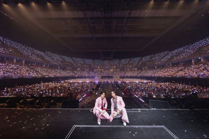 mynameispoyfon's tweet photo. ชั้นสะสมแท่งไฟคอนใหญ่น้องทุกปี
ตอนนี้มีสิบกว่าอันแล้ว มันเป็นของที่ระลึกที่ดีที่สุดของคอนเสิร์ต คือ ความทรงจำว่า อันนี้นะ ของปีนี้ คอนเซ็ปแบบนี้ เลยเป็นความฝันและความคาดหวังหนึ่งว่า จะได้มีแท่งไฟคอนเดี่ยว #GeminiConcert ของน้อง #Gemini_NT ด้วย แม้จะซื้อบงแล้วก็ตาม 

แท่งไฟมัน light up บรรยากาศได้ดีมากเลยนะ ศิลปินได้เห็นบรรยากาศของคนที่รักเค้ามากมายที่ตั้งใจเดินทางมาหา มาให้กำลังใจ แม้ศิลปินจะไม่เห็นหน้า แม้จะแฟนคลับจะอยู่โซนไกลสุด สูงสุด แต่ศิลปินรับรู้ความรักได้จากแท่งไฟนี่แหล่ะ มันไม่ใช่แค่แท่งไฟเฉยๆ แต่คือไฟที่โบกให้กำลังใจ โบกเพื่อยืนยัน เพื่อย้ำให้ศิลปินมั่นใจว่า “ชั้นอยู่นี่นะ คนของเธอ มาดูนะ มาให้กำลังใจเธอนะ สู้ๆนะ”

ในเมื่อราคาบัตรก็ไม่ต่างจากอิมแพค อยากให้แบ่งงบไปทำแท่งไฟ บางคนเค้าอาจมีภาระ มีเหตุจำเป็นให้ไม่สามารถซื้อบงได้ แต่เค้าก็พยายามมา เก็บเงินซื้อบัตรเข้าคอนแล้ว มาด้วยใจล้วนๆ ถ้ามีแค่บง มันอาจไม่ส่องสว่างสวยทั่วทั้งฮอล แล้วแท่งไฟซื้อจำนวนเป็นหมื่นขนาดนี้ ไม่เกิน 30 บาทหรอก มันฮีลใจได้นะ

เอาหน่อยมั้ย @GMMTV ลองอะไรใหม่ๆ ที่ไม่จำกัดแค่อิมแพค เพื่อศิลปินของคุณ เพื่อแฟนคลับคุณ และก็เพื่อภาพบริษัทคุณเองด้วย ถ่ายรูปออกมาสวยมาก อิมแพคมาก อยากให้พิจารณาจริงๆ