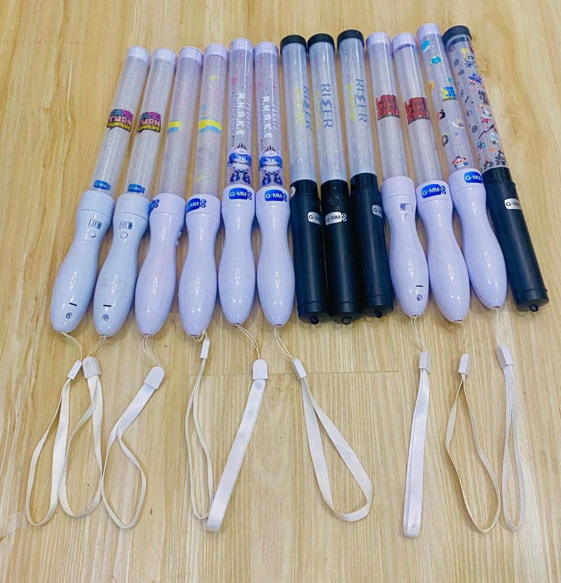 mynameispoyfon's tweet photo. ชั้นสะสมแท่งไฟคอนใหญ่น้องทุกปี
ตอนนี้มีสิบกว่าอันแล้ว มันเป็นของที่ระลึกที่ดีที่สุดของคอนเสิร์ต คือ ความทรงจำว่า อันนี้นะ ของปีนี้ คอนเซ็ปแบบนี้ เลยเป็นความฝันและความคาดหวังหนึ่งว่า จะได้มีแท่งไฟคอนเดี่ยว #GeminiConcert ของน้อง #Gemini_NT ด้วย แม้จะซื้อบงแล้วก็ตาม 

แท่งไฟมัน light up บรรยากาศได้ดีมากเลยนะ ศิลปินได้เห็นบรรยากาศของคนที่รักเค้ามากมายที่ตั้งใจเดินทางมาหา มาให้กำลังใจ แม้ศิลปินจะไม่เห็นหน้า แม้จะแฟนคลับจะอยู่โซนไกลสุด สูงสุด แต่ศิลปินรับรู้ความรักได้จากแท่งไฟนี่แหล่ะ มันไม่ใช่แค่แท่งไฟเฉยๆ แต่คือไฟที่โบกให้กำลังใจ โบกเพื่อยืนยัน เพื่อย้ำให้ศิลปินมั่นใจว่า “ชั้นอยู่นี่นะ คนของเธอ มาดูนะ มาให้กำลังใจเธอนะ สู้ๆนะ”

ในเมื่อราคาบัตรก็ไม่ต่างจากอิมแพค อยากให้แบ่งงบไปทำแท่งไฟ บางคนเค้าอาจมีภาระ มีเหตุจำเป็นให้ไม่สามารถซื้อบงได้ แต่เค้าก็พยายามมา เก็บเงินซื้อบัตรเข้าคอนแล้ว มาด้วยใจล้วนๆ ถ้ามีแค่บง มันอาจไม่ส่องสว่างสวยทั่วทั้งฮอล แล้วแท่งไฟซื้อจำนวนเป็นหมื่นขนาดนี้ ไม่เกิน 30 บาทหรอก มันฮีลใจได้นะ

เอาหน่อยมั้ย @GMMTV ลองอะไรใหม่ๆ ที่ไม่จำกัดแค่อิมแพค เพื่อศิลปินของคุณ เพื่อแฟนคลับคุณ และก็เพื่อภาพบริษัทคุณเองด้วย ถ่ายรูปออกมาสวยมาก อิมแพคมาก อยากให้พิจารณาจริงๆ