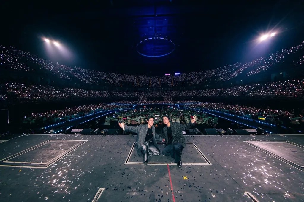 mynameispoyfon's tweet photo. ชั้นสะสมแท่งไฟคอนใหญ่น้องทุกปี
ตอนนี้มีสิบกว่าอันแล้ว มันเป็นของที่ระลึกที่ดีที่สุดของคอนเสิร์ต คือ ความทรงจำว่า อันนี้นะ ของปีนี้ คอนเซ็ปแบบนี้ เลยเป็นความฝันและความคาดหวังหนึ่งว่า จะได้มีแท่งไฟคอนเดี่ยว #GeminiConcert ของน้อง #Gemini_NT ด้วย แม้จะซื้อบงแล้วก็ตาม 

แท่งไฟมัน light up บรรยากาศได้ดีมากเลยนะ ศิลปินได้เห็นบรรยากาศของคนที่รักเค้ามากมายที่ตั้งใจเดินทางมาหา มาให้กำลังใจ แม้ศิลปินจะไม่เห็นหน้า แม้จะแฟนคลับจะอยู่โซนไกลสุด สูงสุด แต่ศิลปินรับรู้ความรักได้จากแท่งไฟนี่แหล่ะ มันไม่ใช่แค่แท่งไฟเฉยๆ แต่คือไฟที่โบกให้กำลังใจ โบกเพื่อยืนยัน เพื่อย้ำให้ศิลปินมั่นใจว่า “ชั้นอยู่นี่นะ คนของเธอ มาดูนะ มาให้กำลังใจเธอนะ สู้ๆนะ”

ในเมื่อราคาบัตรก็ไม่ต่างจากอิมแพค อยากให้แบ่งงบไปทำแท่งไฟ บางคนเค้าอาจมีภาระ มีเหตุจำเป็นให้ไม่สามารถซื้อบงได้ แต่เค้าก็พยายามมา เก็บเงินซื้อบัตรเข้าคอนแล้ว มาด้วยใจล้วนๆ ถ้ามีแค่บง มันอาจไม่ส่องสว่างสวยทั่วทั้งฮอล แล้วแท่งไฟซื้อจำนวนเป็นหมื่นขนาดนี้ ไม่เกิน 30 บาทหรอก มันฮีลใจได้นะ

เอาหน่อยมั้ย @GMMTV ลองอะไรใหม่ๆ ที่ไม่จำกัดแค่อิมแพค เพื่อศิลปินของคุณ เพื่อแฟนคลับคุณ และก็เพื่อภาพบริษัทคุณเองด้วย ถ่ายรูปออกมาสวยมาก อิมแพคมาก อยากให้พิจารณาจริงๆ