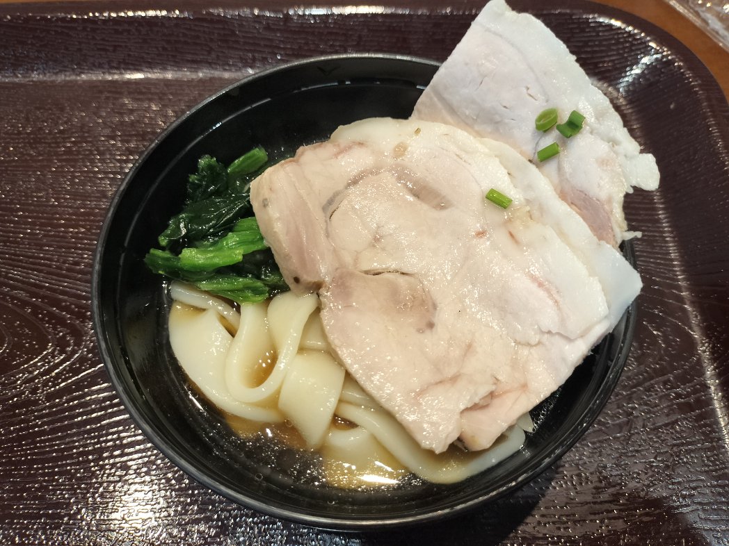 a0r's tweet photo. 【北海道東日本パス旅行2026夏】
朝食バイキング。夏メニューなくノーマルほうとうとラーホーだったのでどうやらまだ夏じゃないらしいです。ローストポークおいしかった。行きは真夜中に歩きましたが、帰りは無料送迎バスで駅までいけるので楽です。 https://t.co/IfFro4JWW4