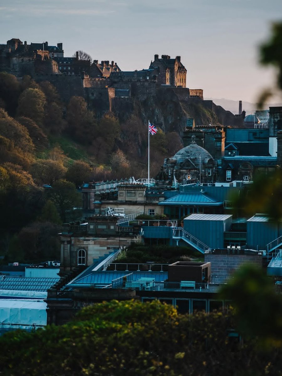 earthwhisperss's tweet photo. Edinburg Scotland https://t.co/eCEpGRT3fv