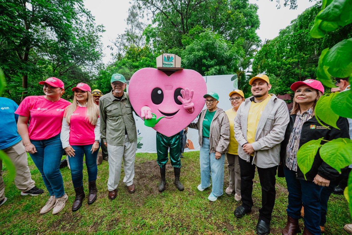 MiguelANavarroQ's tweet photo. Junto a mi esposa, la doctora Beatriz Estrada Martínez, encabezamos la Reforestación 2026 en el parque La Loma, en Tepic. Gracias a quienes participaron en esta jornada; cada árbol sembrado representa un compromiso con el futuro y con un Nayarit más verde. https://t.co/gQ6odiU9Yz