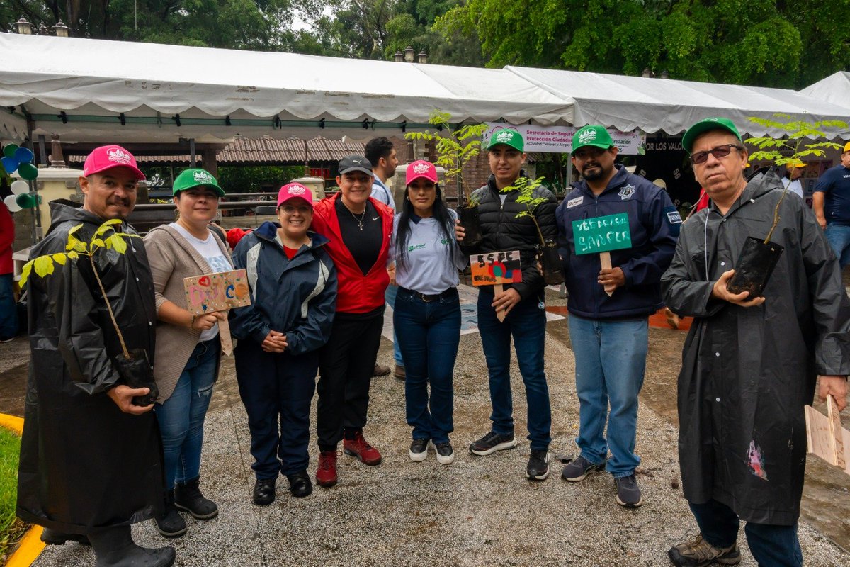 MiguelANavarroQ's tweet photo. Junto a mi esposa, la doctora Beatriz Estrada Martínez, encabezamos la Reforestación 2026 en el parque La Loma, en Tepic. Gracias a quienes participaron en esta jornada; cada árbol sembrado representa un compromiso con el futuro y con un Nayarit más verde. https://t.co/gQ6odiU9Yz