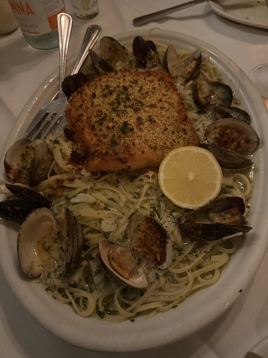 goddesslushh's tweet photo. Enjoying my meal and drink at @CarminesNYC ✨ https://t.co/OF8nF80Jhl