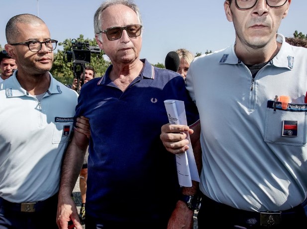 StoriaLibera's tweet photo. Delinquenti impuniti e addirittura risarciti. Il gioielliere in carcere come malfattore (e deve anche risarcire i rapinatori)
Cosa aspettarsi dallo Stato (e dai suoi magistrati)?
Mattarella ha graziato uno scafista e la Minetti https://t.co/BKU4Hl09Pj