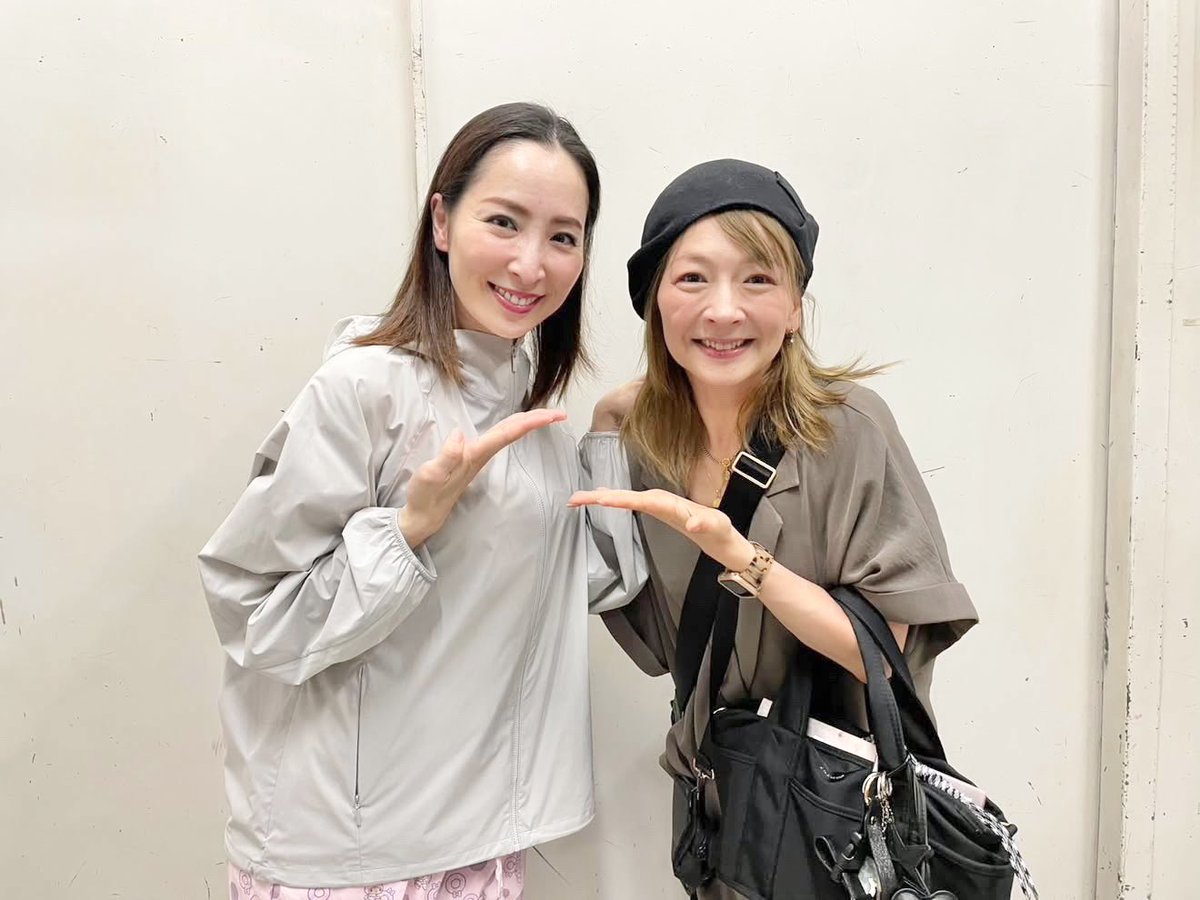 RieYoshizawa's tweet photo. こまつ座
『マンザナ、わが町』　観劇！！

2015年、2018年と出演させていただいた愛おしい作品。
初めて客席から観ることができました！
それもご一緒していた土居裕子さん、伊勢佳世ちゃんと一緒に！！！

なんという人間讃歌！
なんというエネルギー！
時にここが強制収容所だということを忘れるほどの可笑しさ！
だからこそ急に襲ってくる根深い悲しみ。。

たった5人なのに、凄まじかった。

この中の一人を担わせてもらえてたなんて。。
なんて豊かで有難い時間だったのだろう。。

今回のジョイス立花は真飛聖さん✨
もう本当に素敵で。。
私は真飛さんのようなジョイス像を目指してやっていた気がする。
時間が逆行してる不思議な感覚になりました！

今回ソフィアのサラさん。
インザハイツ観てから心鷲掴みにされてて、
そうしたらマンザナ出られるって知って楽しみ過ぎだったのですが、もうもう、心がふるふるするぐらい素敵で。。
どこか裕子さんともシンクロしていて。。
あーもうやっぱり大好き！！
って叫びました(心の中で)

オトメ役の増岡裕子さん
サチコ役の栗田桃子さん
リリアン役の福井由峰さん
皆様本当にピッタリだった！！
凄過ぎ！！！

そして本。
井上ひさしさんの生み出した本がもう、
わかってやっていたつもりだったけど、改めて最高で🥲✨
この作品が私の中に溢れさせてくれる気持ちをいつまでも持ち続けていたいなって思いました！

観ることができて本当によかった。。

井上麻矢さん、演出の鵜山さんにもお会いでき、
ご出演の皆様ともたくさんお話しできて、
幸せな幸せな1日でした！！

感謝！！！
マンザナー！！！