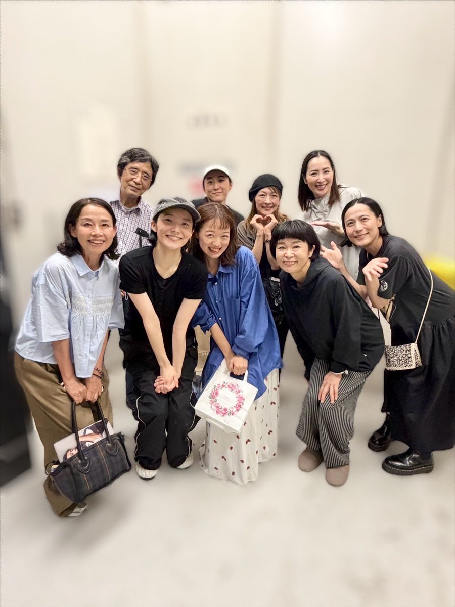 RieYoshizawa's tweet photo. こまつ座
『マンザナ、わが町』　観劇！！

2015年、2018年と出演させていただいた愛おしい作品。
初めて客席から観ることができました！
それもご一緒していた土居裕子さん、伊勢佳世ちゃんと一緒に！！！

なんという人間讃歌！
なんというエネルギー！
時にここが強制収容所だということを忘れるほどの可笑しさ！
だからこそ急に襲ってくる根深い悲しみ。。

たった5人なのに、凄まじかった。

この中の一人を担わせてもらえてたなんて。。
なんて豊かで有難い時間だったのだろう。。

今回のジョイス立花は真飛聖さん✨
もう本当に素敵で。。
私は真飛さんのようなジョイス像を目指してやっていた気がする。
時間が逆行してる不思議な感覚になりました！

今回ソフィアのサラさん。
インザハイツ観てから心鷲掴みにされてて、
そうしたらマンザナ出られるって知って楽しみ過ぎだったのですが、もうもう、心がふるふるするぐらい素敵で。。
どこか裕子さんともシンクロしていて。。
あーもうやっぱり大好き！！
って叫びました(心の中で)

オトメ役の増岡裕子さん
サチコ役の栗田桃子さん
リリアン役の福井由峰さん
皆様本当にピッタリだった！！
凄過ぎ！！！

そして本。
井上ひさしさんの生み出した本がもう、
わかってやっていたつもりだったけど、改めて最高で🥲✨
この作品が私の中に溢れさせてくれる気持ちをいつまでも持ち続けていたいなって思いました！

観ることができて本当によかった。。

井上麻矢さん、演出の鵜山さんにもお会いでき、
ご出演の皆様ともたくさんお話しできて、
幸せな幸せな1日でした！！

感謝！！！
マンザナー！！！