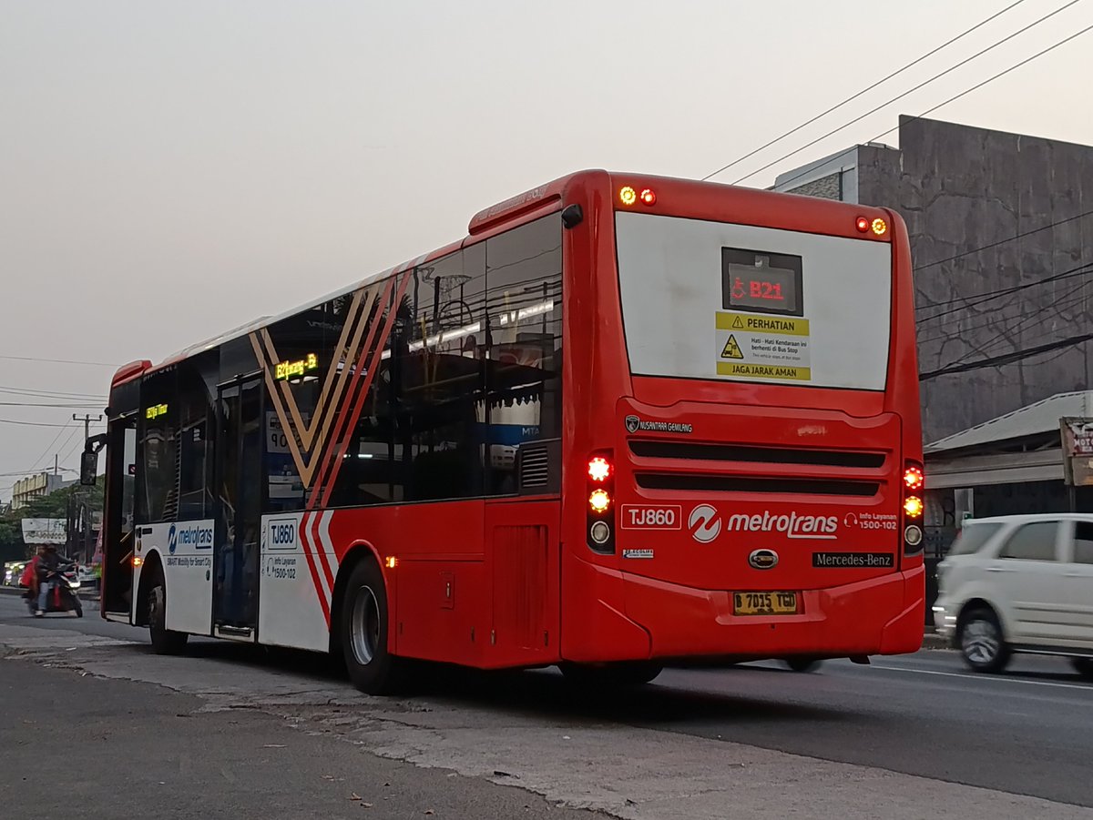 TransjakartaB21's tweet photo. hotel berjalan punya B21 https://t.co/LGl5ueIh3n