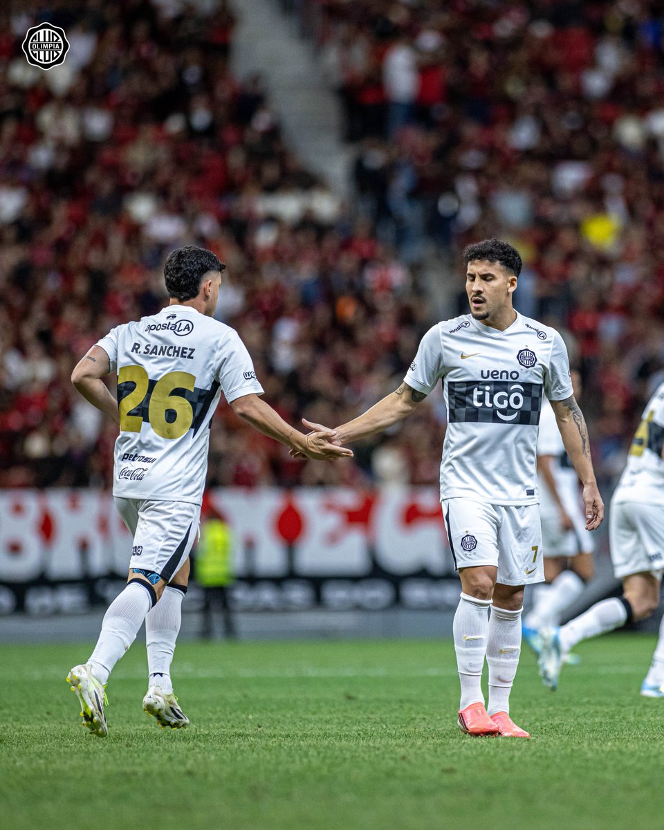 ivan_alexispy's tweet photo. DERROTA 4-2 EN 🇧🇷.

#Olimpia cierra su etapa de preparación de cara al segundo semestre del año con una derrota ante #Flamengo, pero con una imagen interesante en distintos aspectos.

Por ejemplo, la intensidad por varios pasajes del encuentro, la presión tras pérdida y en la salida del rival, así como la propuesta de jugar mayormente por abajo.

Queda ver como resuelve la inactividad de su capitán y guardián en el 🥅, Gastón Olveira 🇵🇾 (32) que quedó en evidencia por sobre todo en los goles.

Asimismo, cabe resaltar que el plantel que tiene a su disposición Vitamina Sánchez es vasto, ya que hay jugadores que no tuvieron minutos en este encuentro o que no viajaron como Richard Ortiz, Rubén Lezcano, Iván Leguizamón y el mismo Tim Payne.

Creo o pienso que el campeón de la Liga para el debut en el torneo local llega bastante bien.
