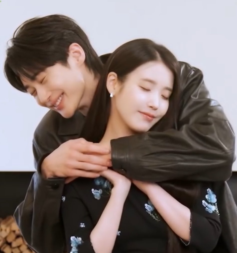 _cutiebws's tweet photo. “I’ve always find my way to you”

the real definition of FATE LINE 🥹❤️💙

#PerfectCrown #21세기대군부인 https://t.co/Elj78y1yDo