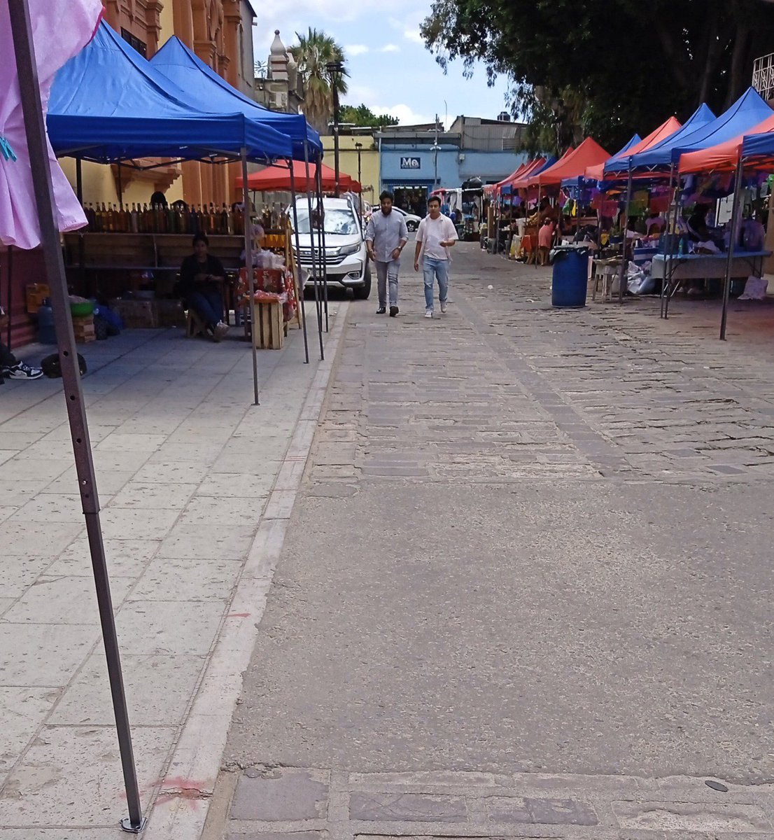 PotterJames83's tweet photo. @alemorlanmx Del lado sur, altura jardín San Francisco colocó el @MunicipioOaxaca a ambulantes que estaban en el mercado 20 de noviembre y les dió hasta las carpas. Su programa Oaxaca camina es un desastre. https://t.co/URLcNjcgPy