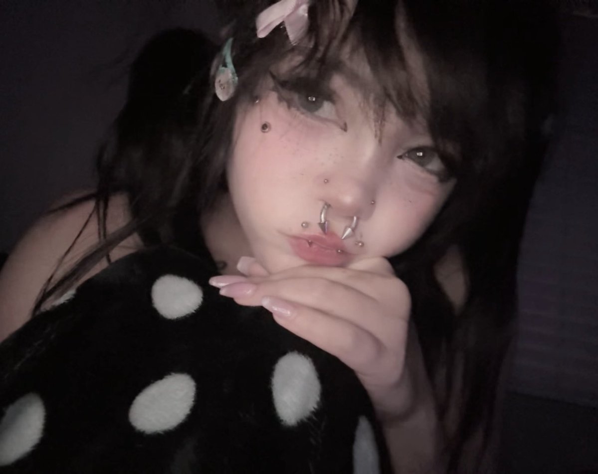 cupcaiked's tweet photo. i just wowk up frum a nap  unedited + edited bc i da cutest princess in da worlds ^_^

#egirl #kawaii #cute #cutecore #agere https://t.co/ZL6wQYgQ75