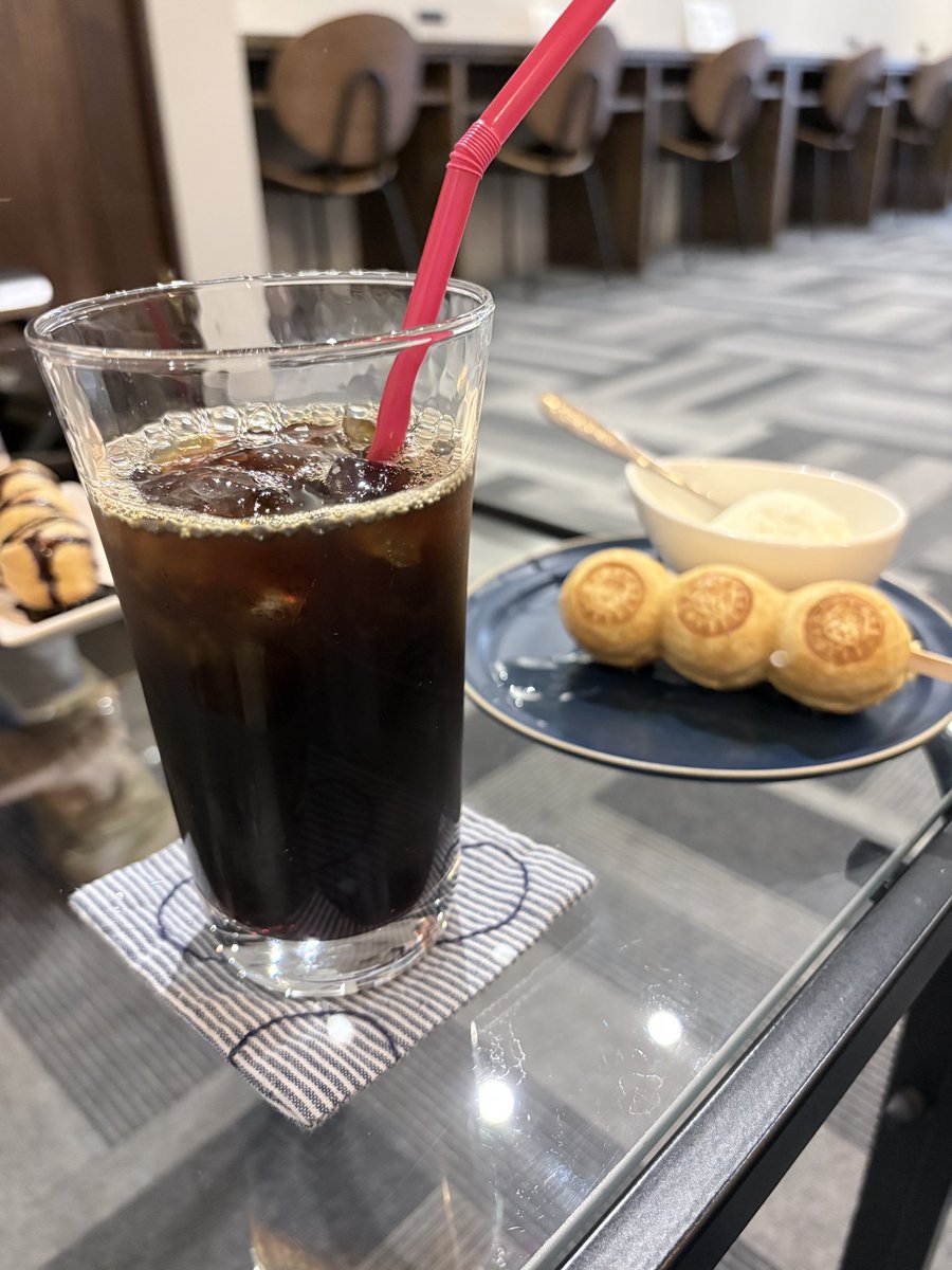 0724sensyu's tweet photo. 岸和田駅前通商店街のカフェわだてん。ホットケーキを串にさしたような「わだてんボール」とアイスがセットのメニューが登場。夏のおやつにぴったりです。 https://t.co/5gVgJQI090