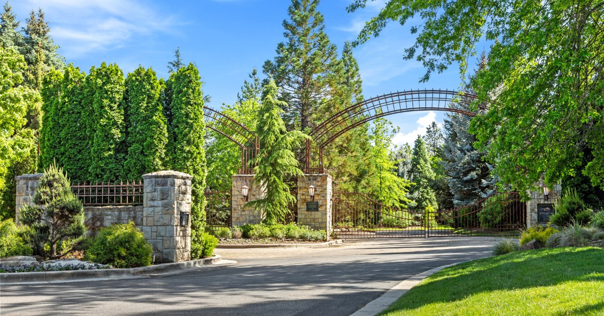 aleimerrill's tweet photo. Featured Listing | Behind the gates of The Pointe at Two Rivers, 1020 West Shearwater Lane in Eagle, creates the feeling of a private resort tucked quietly among the trees.   

Making Moves in Eagle Idaho for 21 Years. 
Alei@AleiMerrill.com  208.900.2534 https://t.co/gJ8ZqczT4P
