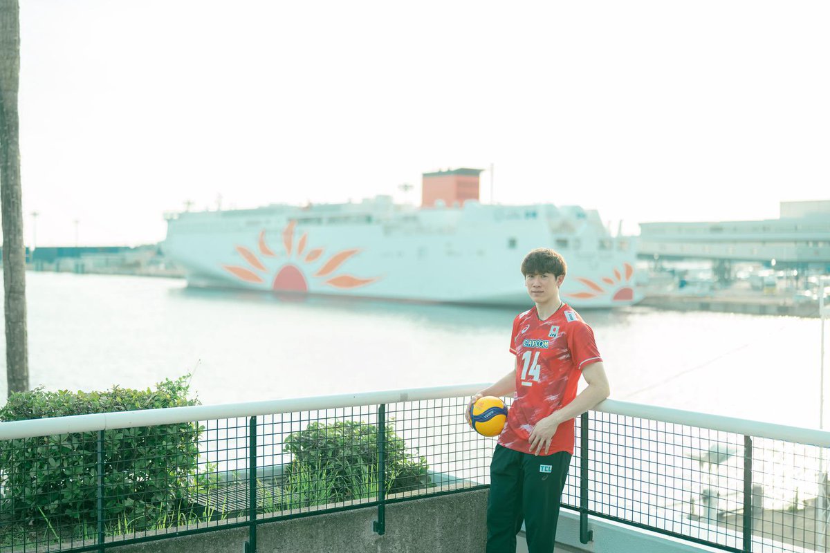 volleyballworld's tweet photo. #VNL2026: A LOOK BACK AT CAPTAINS’ DAY. 📸

Before the first serve in Osaka 🇯🇵, the captains came together for a photo session with the city’s bay as the backdrop. 🌊✨

🏐 #BePartOfTheGame #Volleyball https://t.co/8FdRjIWQlq