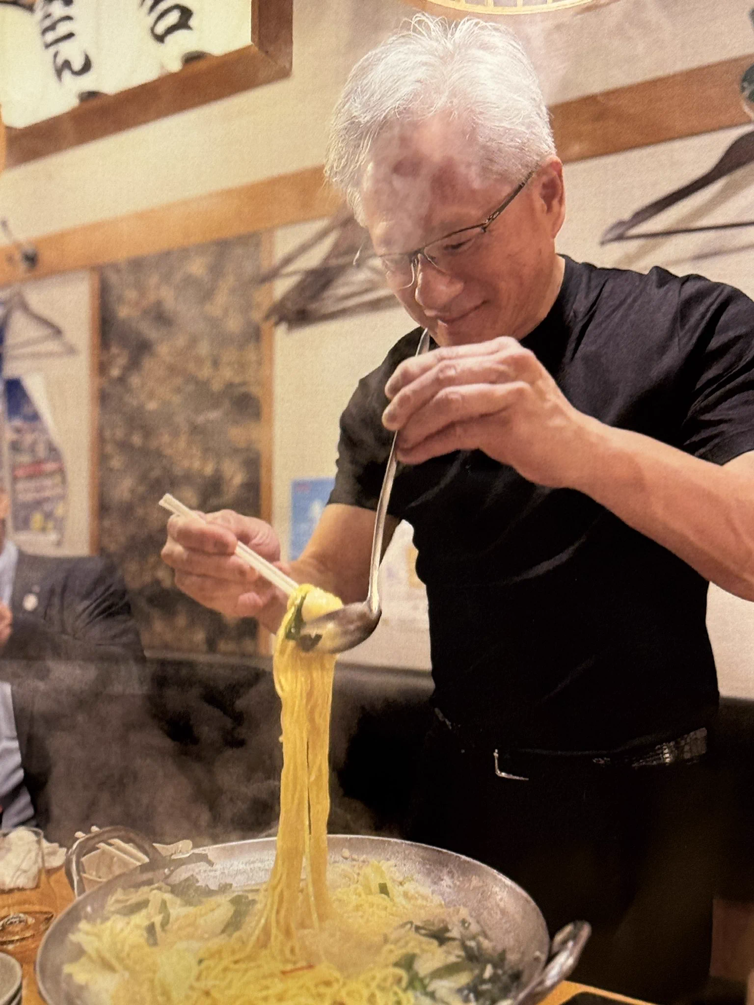 クドウ秘境メシ sur X : « NVIDIAのフアンCEOが居酒屋の店員さんに配っ