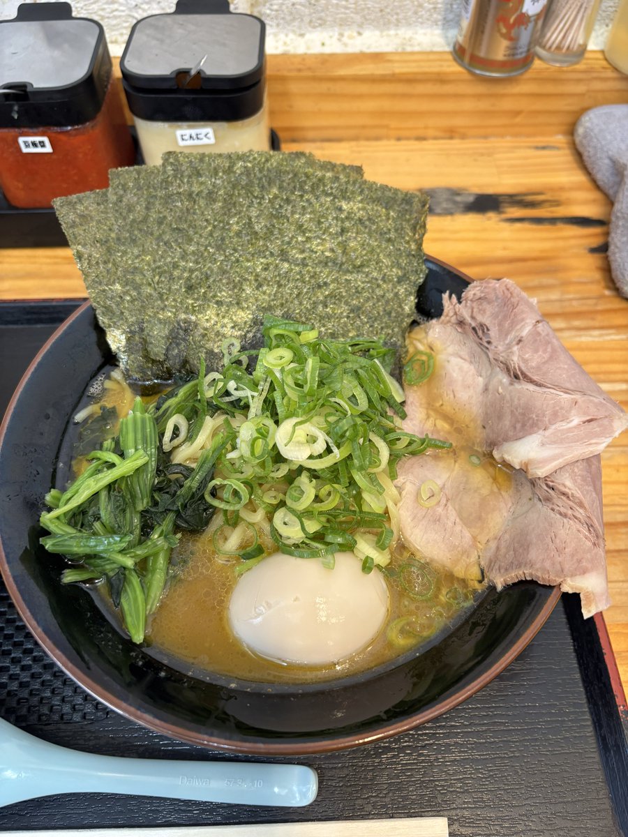 akiko_ruru's tweet photo. おはようございます🌞
練馬　見田家
特製ラーメン　中盛り
1100円
今日は珍しく朝ラーのリクエストがあり、こちらへ。
チャー丼はなんと無料❣️
旦那とシェアして頂きました。
コスパ良し、味良し、
ボリュームたっぷり。
美味しく頂きました。
ご馳走さまでした💯✨ https://t.co/uZaAqD80Ps